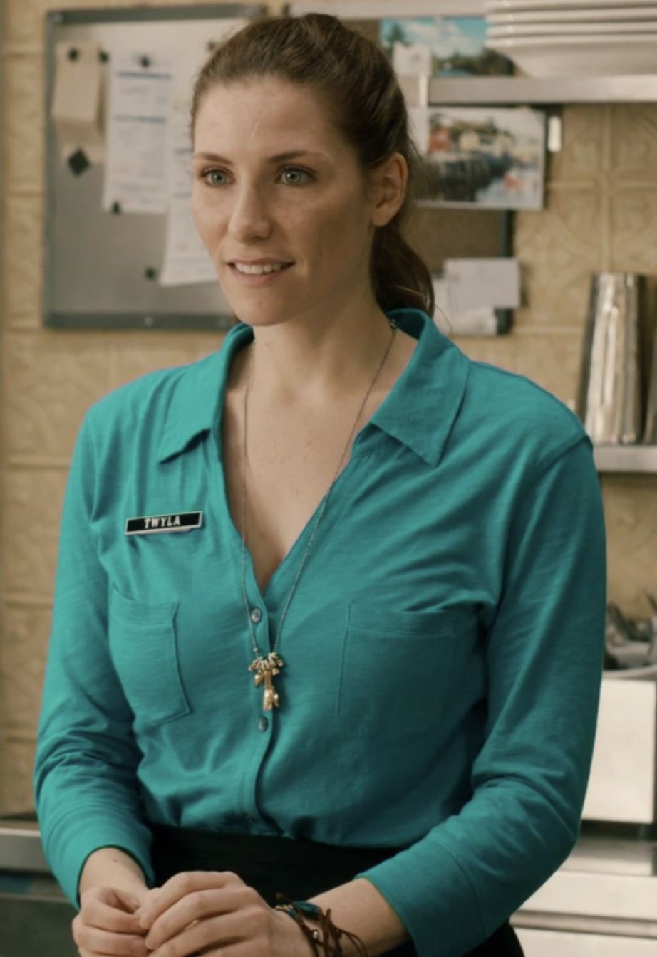 Schitt's Creek – Sarah Levy plays Waitress Twyla Sands | Circling The News Schitt's Creek – Sarah Levy plays Waitress Twyla Sands | Circling The News