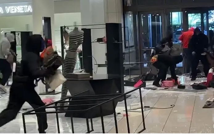 Topanga Mall Robbery Caught on Wild Video 